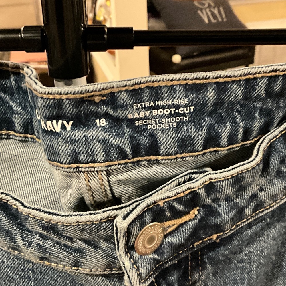 Old Navy Women's Boot cut Blue Jeans NWT. Size 18 - Picture 3 of 4